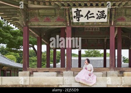 Asiatische Frau in einem rosa traditionellen hanbok-Kleid im Changdeokgung Palast, Seoul, Südkorea Stockfoto