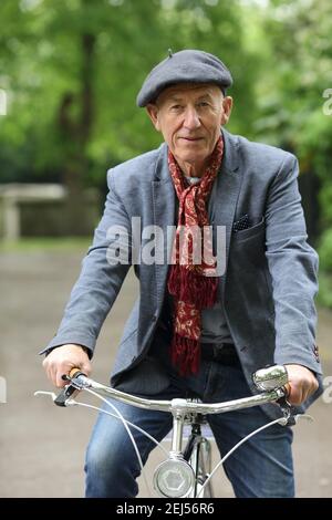 Porträt eines älteren Radfahrers Stockfoto