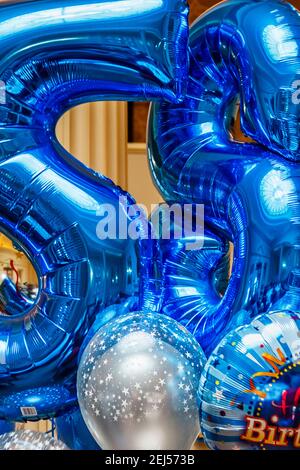 Nahaufnahme von großen bunten, glänzenden Partyballons, die einen Geburtstag feiern, London, Großbritannien Stockfoto