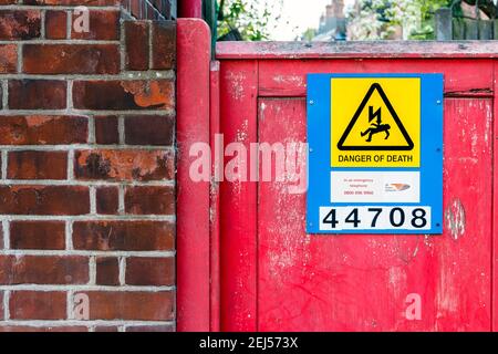 Ein grafisches Schild mit der Aufschrift „Danger of Death“ am Tor eines Umspannwerks in London, Großbritannien Stockfoto