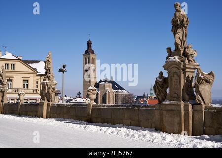 KUTNA HORA, TSCHECHISCHE REPUBLIK - 14. FEBRUAR 2021: Barborska Straße im Winter, mit der Kirche des heiligen Jakobus im Hintergrund Stockfoto