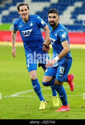 Sinsheim, Deutschland. Februar 2021, 21st. Fußball: Bundesliga, TSG 1899 Hoffenheim - Werder Bremen, Matchday 22, PreZero Arena. Hoffenheims Munas Dabbur (r) feiert mit Hoffenheims Sebastian Rudy nach seinem Tor um 3:0 Uhr. Quelle: Uwe Anspach/dpa/Alamy Live News Stockfoto