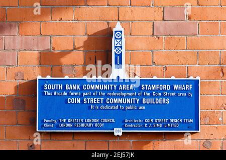 Nahaufnahme einer Gedenktafel zur Wiedererschließung von Stamford Wharf und South Bank Community Area, London, Großbritannien Stockfoto