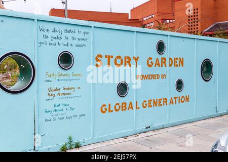 Der bewegliche Skip Garden, der 2009 von Global Generation gegründet wurde, heißt jetzt Story Garden in der Ossulston Street, King's Cross, London, UK Stockfoto