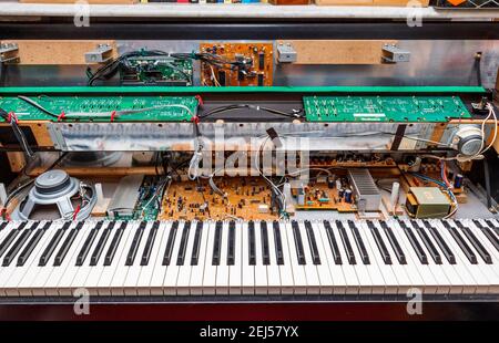 Ein Technics PX9 Digitalpiano, um 1985, geöffnet für Reinigung und Reparatur, zeigt die elektronischen Komponenten im Inneren Stockfoto