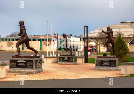 Ernie Davis, Floyd Little und Jim Brown Statuen vor dem Clifford J. Ensley Athletic Center auf dem Gelände des Lampe Athletics Complex. In Stockfoto