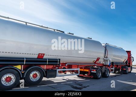 Euro-Baukastensystem oder europäischer Straßenzug, LKW mit zwei Anhängern für den Transport von Pulver und Schüttgut. Stockfoto