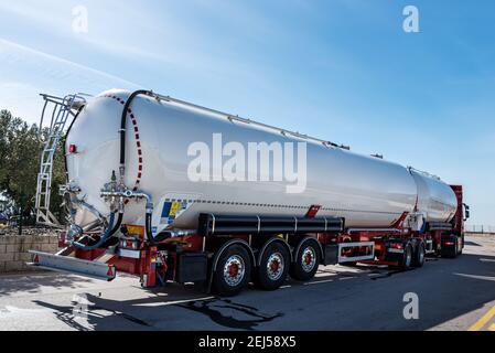 Euro-Baukastensystem oder europäischer Straßenzug, LKW mit zwei Anhängern für den Transport von Pulver und Schüttgut. Stockfoto