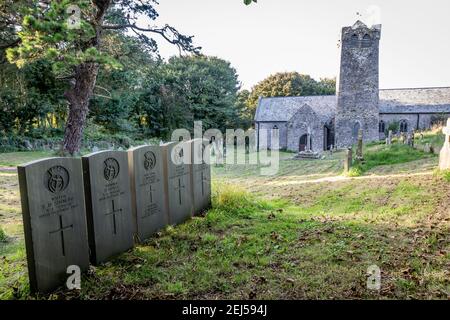 Grabsteine an der St. Michaels Kirche, Castlemartin, Pembrokeshire Stockfoto