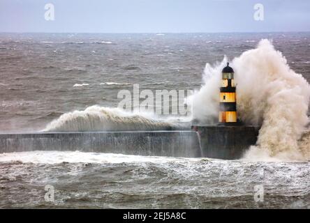 Bild von riesigen Wellen, die gegen Seaham Harbour, Seaham, County Durham, Großbritannien, krachen. Stockfoto