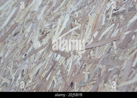 OSB-Platten aus braunen Holzspäne, geschliffen in einen Holzhintergrund. Draufsicht auf OSB-Holzfurnier Hintergrund enge Oberflächen Stockfoto