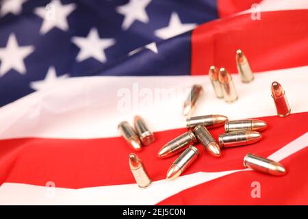 Viele gelbe 9mm Kugeln und Patronen auf US-Flagge. Konzept des Waffenhandels auf US-Territorium oder spezielle Operationen Stockfoto