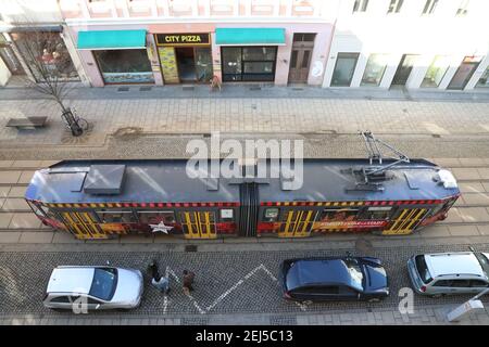 Die Straßenbahn im Görliwood Design auf der Berliner Straße in Görlitz am 21.02.2021 Stockfoto