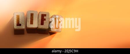 Last In, First Out. LIFO das Wort auf Holzwürfeln. Geschäfts- und Finanzkonzept Stockfoto