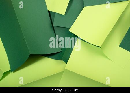 Abstrakter farbiger Papierhintergrund. Grüne geometrische Komposition. Minimalkonzept. Flach liegend. Draufsicht. Stockfoto