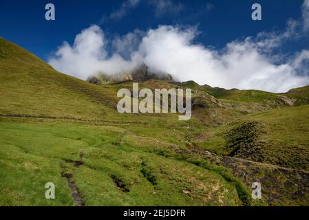 Aufstieg zum Lac de Montoliu. Im Hintergrund der Gipfel von Maubèrme (Aran-Tal, Katalonien, Spanien) Stockfoto