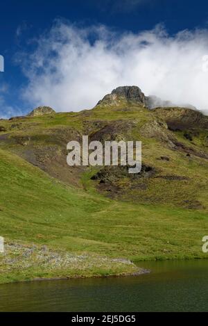 Aufstieg zum Lac de Montoliu. Im Hintergrund der Gipfel von Maubèrme (Aran-Tal, Katalonien, Spanien) Stockfoto