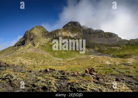 Aufstieg zum Lac de Montoliu. Im Hintergrund der Gipfel von Maubèrme (Aran-Tal, Katalonien, Spanien) Stockfoto