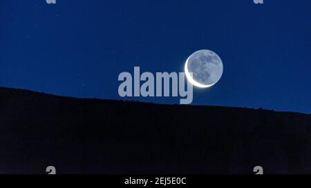 Erstes Tageslicht und Mond über der Mont-rebei-Schlucht von der Einsiedelei Santa Quiteria aus gesehen (Montfalcón, Aragon, Spanien, Pyrenäen) Stockfoto