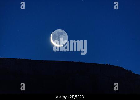 Erstes Tageslicht und Mond über der Mont-rebei-Schlucht von der Einsiedelei Santa Quiteria aus gesehen (Montfalcón, Aragon, Spanien, Pyrenäen) Stockfoto