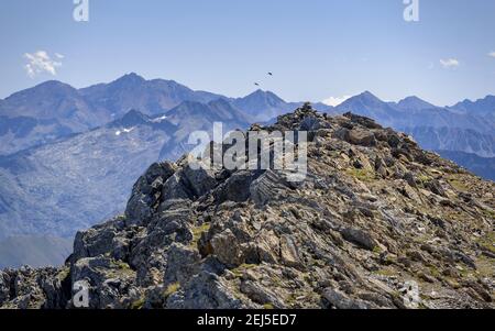 Mont Valier. Blick auf den Berg Pica d'Estads (Ariège, Pyrenäen, Frankreich) ESP: Cima del Mont Valier. Vistas hacia la Pica d'Estads Stockfoto