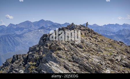 Mont Valier. Blick auf den Berg Pica d'Estads (Ariège, Pyrenäen, Frankreich) ESP: Cima del Mont Valier. Vistas hacia la Pica d'Estads Stockfoto