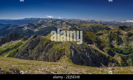 Der Gipfel des Mont Valier. Blick auf das Aran-Tal und das Maladetas-Massiv (Ariège, Pyrenäen, Frankreich) Stockfoto