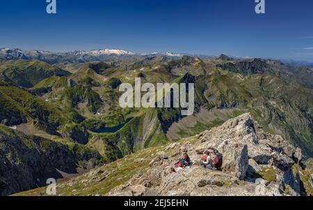 Der Gipfel des Mont Valier. Blick auf das Aran-Tal und das Maladetas-Massiv (Ariège, Pyrenäen, Frankreich) Stockfoto
