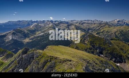 Der Gipfel des Mont Valier. Blick auf das Aran-Tal und den Nationalpark Aigüestortes (Ariège, Pyrenäen, Frankreich) Stockfoto