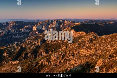 Morgenaussicht vom Gipfel des Mont Caro (höchster Gipfel der Provinz Tarragona und Naturpark Els Ports, Katalonien, Spanien) Stockfoto