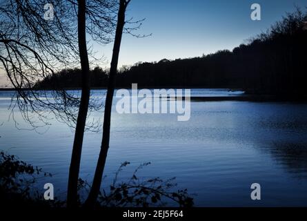 Stausee Santa Fe de Montseny bei Sonnenuntergang, im Herbst (Montseny, Katalonien, Spanien) ESP: Embalse de Santa Fe de Montseny al atardecer, un día de otoño Stockfoto