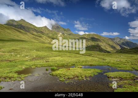 Umgebung von Lac Long de Liat. Im Hintergrund der Gipfel von Maubèrme (Aran Valley, Cataloina, Spanien) Stockfoto