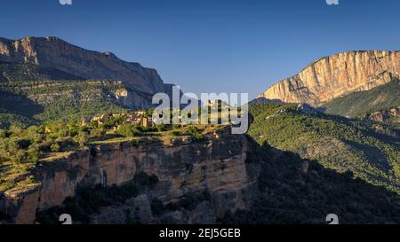 Verlassene Ortschaft FET mit der Mont-rebei-Schlucht (Congost de Mont-rebei) im Hintergrund (Aragon, Spanien) Stockfoto