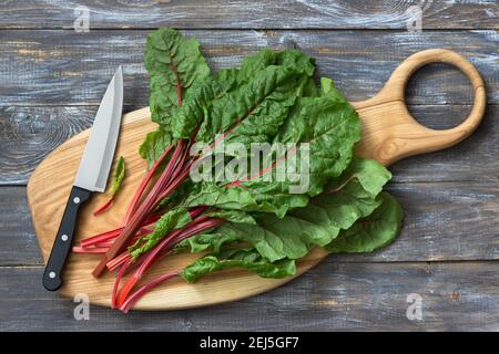 Frische, rohe Blätter aus Chard, Blattbeet, mangold, schweizer Chard auf einem Holztisch, nah oben Stockfoto