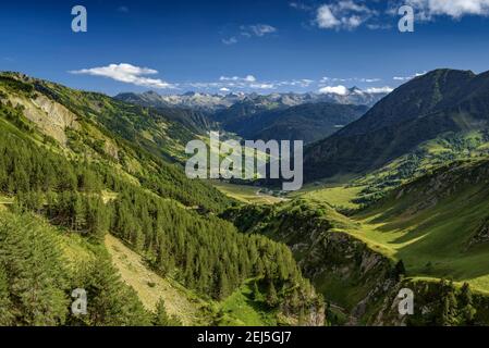 Tal des Flusses Unhòla. Im Hintergrund das Aran-Tal und der Colomers Circus (Aran-Tal, Katalonien, Spanien) Stockfoto