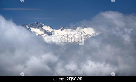 Blick vom 'Còth de Maubèrme' (Bergpass). Im Hintergrund der Aneto-Gipfel und die Maladetas-Bergkette (Aran-Tal, Katalonien, Spanien) Stockfoto