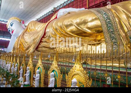 Ein alter riesiger liegender Buddha in Chauk HTAT Kyi Pagode, Yangon, Myanmar Stockfoto