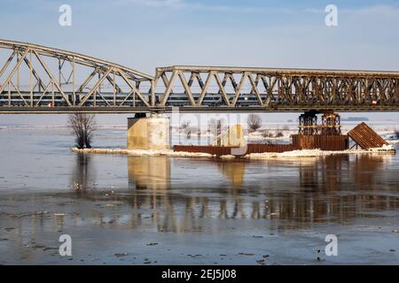 Die historische Brücke über die Weichsel in Tczew. Winterlandschaft..Polen, Europa. Stockfoto