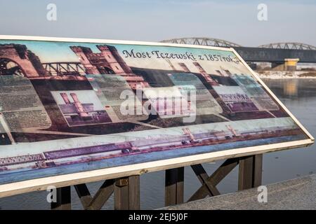 Tczew, Polen - 21. Februar 2021: Die historische Brücke in Tczew, ein Informationboard. Stockfoto