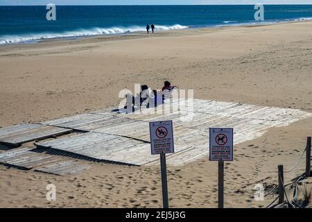 Zwei Personen sitzen auf der Terrasse am Strand, zwei Schilder am Strand, keine Hunde, keine Pferde, La Mata, Torrevieja, Costa Blanca, Spanien Stockfoto