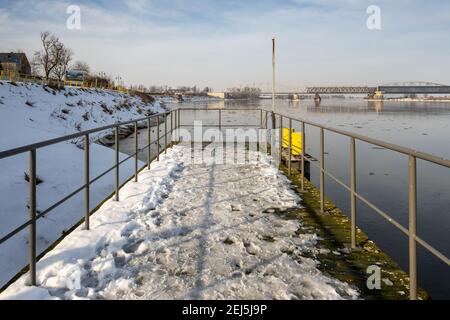 Tczew, Polen - 21. Februar 2021: Die Seebrücke über der Weichsel. Die historische Brücke im Hintergrund Stockfoto