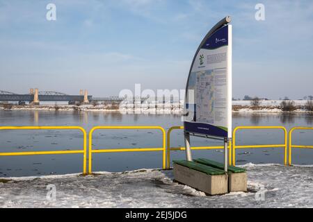 Tczew, Polen - 21. Februar 2021: Uferpromenade Weichsel in Tczew. Die historische Brücke im Hintergrund. Polen. Stockfoto