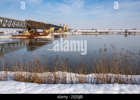 Die historische Brücke über die Weichsel in Tczew. Winterlandschaft..Polen, Europa. Stockfoto