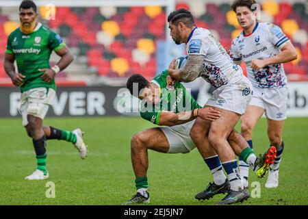 LONDON, GROSSBRITANNIEN. 21th, Februar 2021. Charles Piutau von Bristol Bears wird von Ben Loader von London Irish während der Gallagher Premiership Rugby Match Runde 10 zwischen London Irish gegen Bristol Bears im Brentford Community Stadium am Sonntag, den 21. Februar 2021 angegangen. LONDON ENGLAND. Kredit: Taka G Wu/Alamy Live Nachrichten Stockfoto