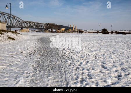 Tczew, Polen - 21. Februar 2021: Winterlandschaft an der Weichsel in Tczew. Stockfoto