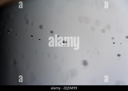 Smartphone-Bildschirm mit gehärtetem Glas zum Schutz vor Kratzern. Wassertropfen auf dem Bildschirm. Reinigen des Touchscreens. Stockfoto