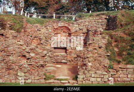 Caerleon bei Newport, Wales - Ruinen einer Legionärsfestung für 2nd römische Legion Augusta. Osteingang zum Amphitheater. Archivscan von einem Dia. Oktober 1975. Stockfoto