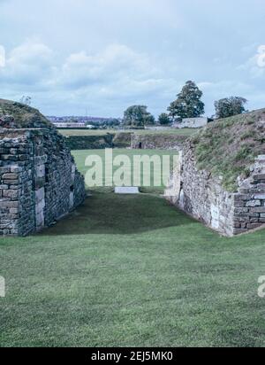 Caerleon bei Newport, Wales - Ruinen einer Legionärsfestung für 2nd römische Legion Augusta. Südeingang zum Amphitheater. Archivscan von einem Dia. Oktober 1975. Stockfoto