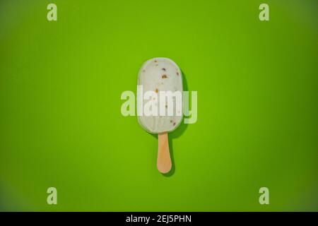 Neuheit Eis behandeln auf soliden bunten Hintergrund erschossen. Serie 1 von 9. Stockfoto