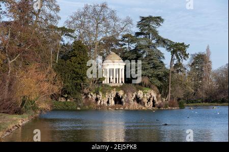 Romantische Winteransicht des Tempels der Liebe und der künstlichen Grotte auf der Isle de Reuilly am Lac Daumesnil, Paris, FRANKREICH. Stockfoto